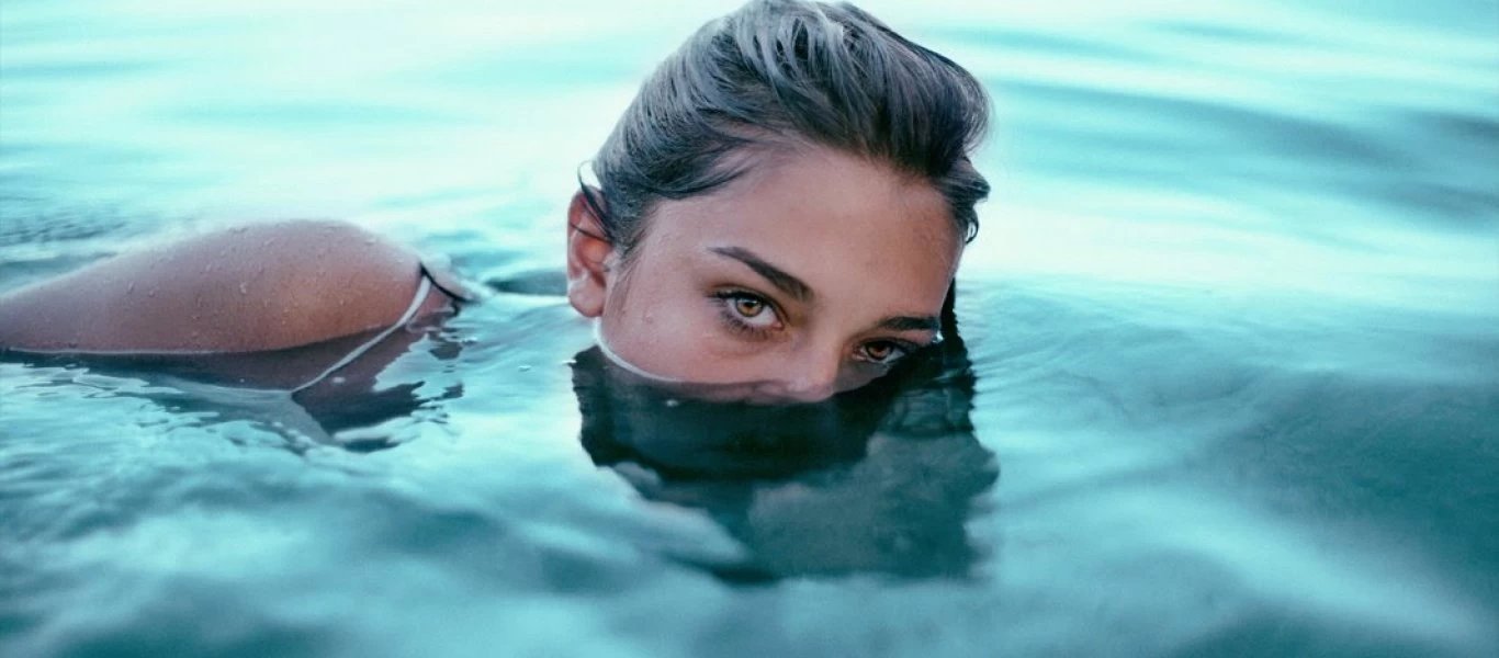 Μάτια: Οι παγίδες στη θάλασσα και την πισίνα - Τι πρέπει να προσέχετε